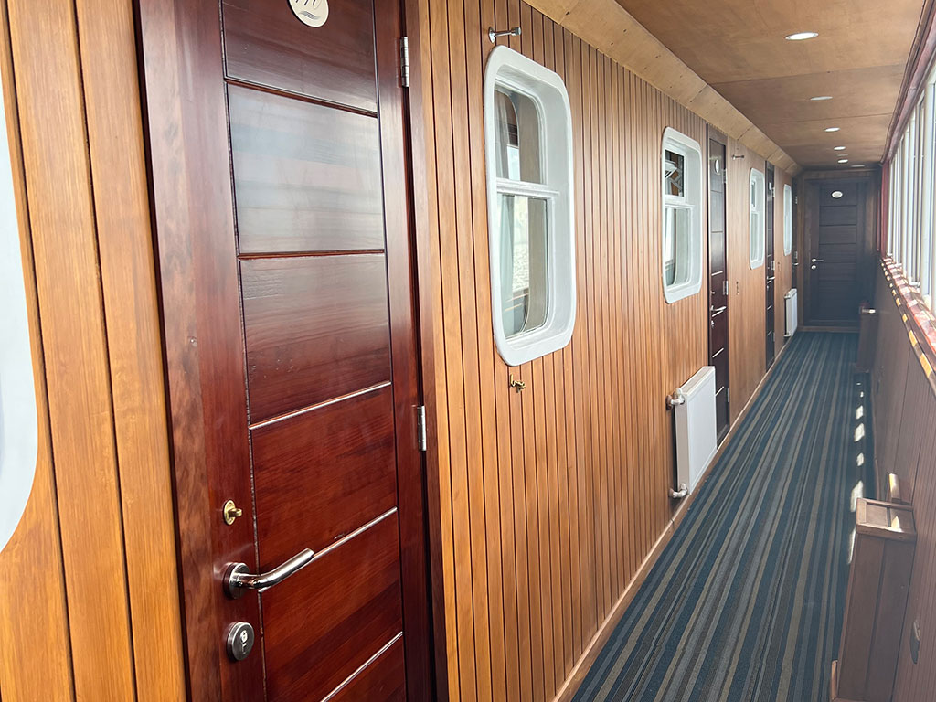 Pasillo Estribor